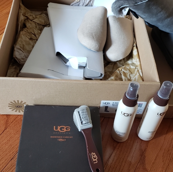Tall grey Bailey Button UGGS and care kit - Picture 12 of 13